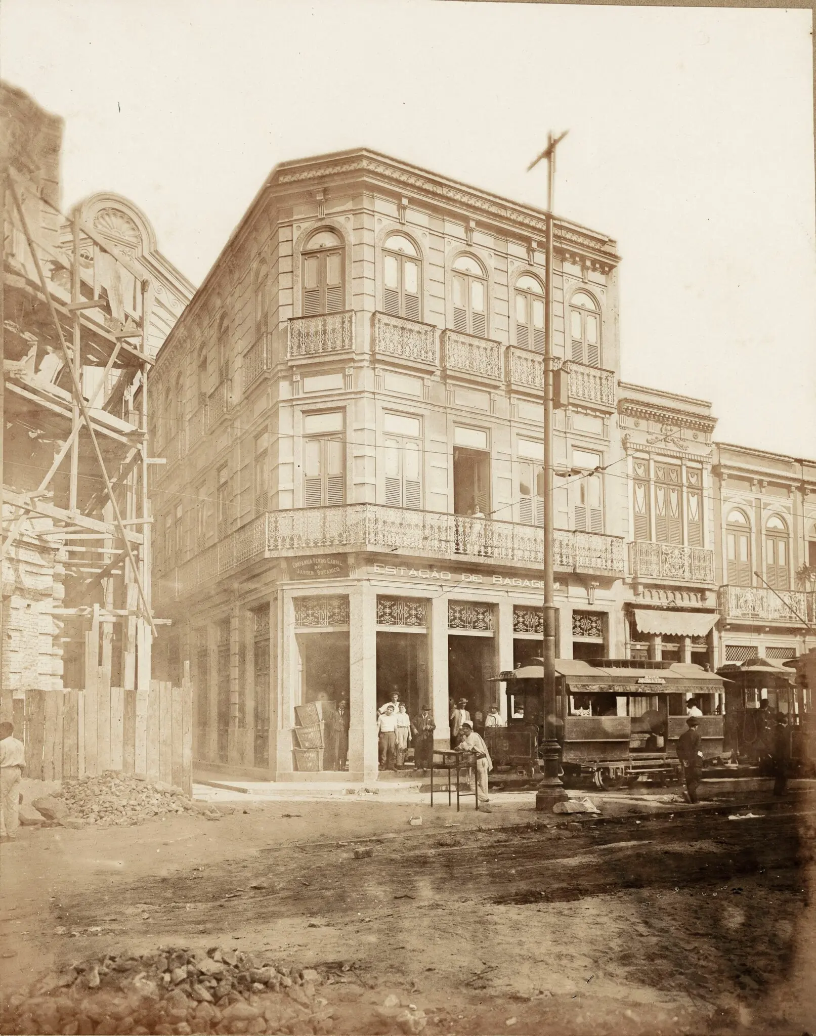 Edifício histórico com estação de bagagens.