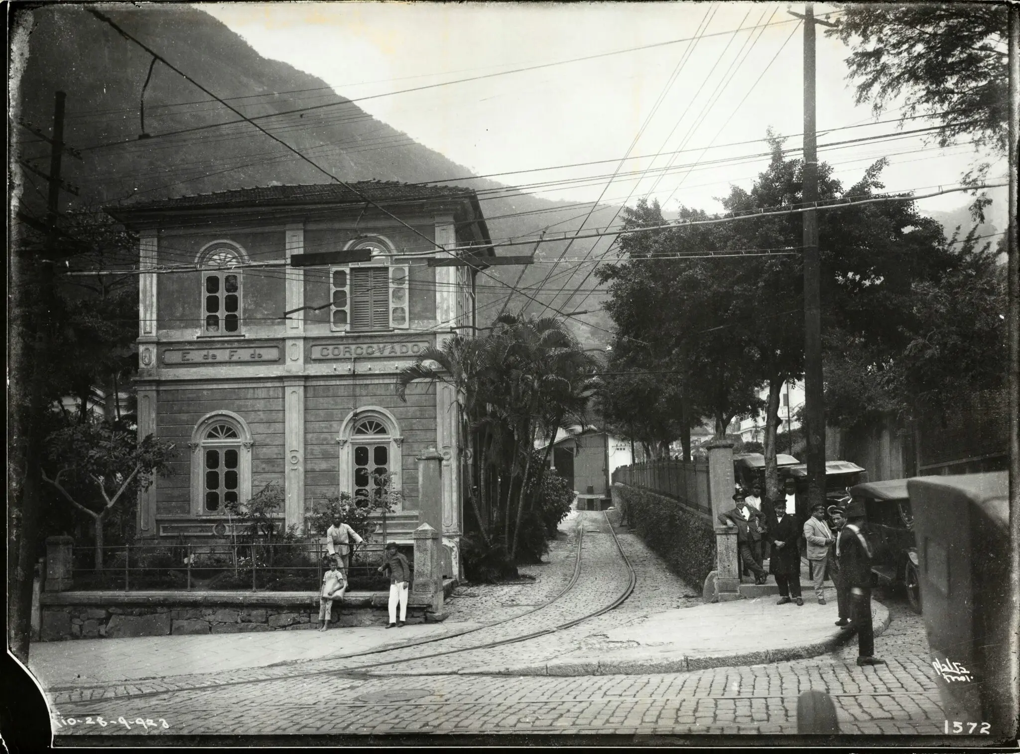 Uma rua histórica com construções e trilho ferroviário.