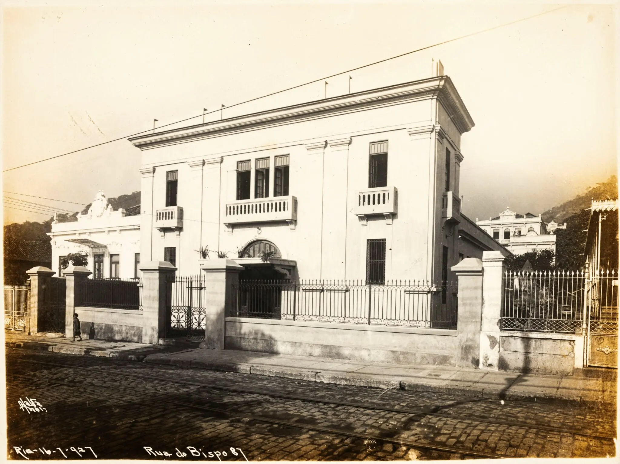 Edifício residencial antigo em preto e branco, Rua do Bispo, Rio-10-1927.