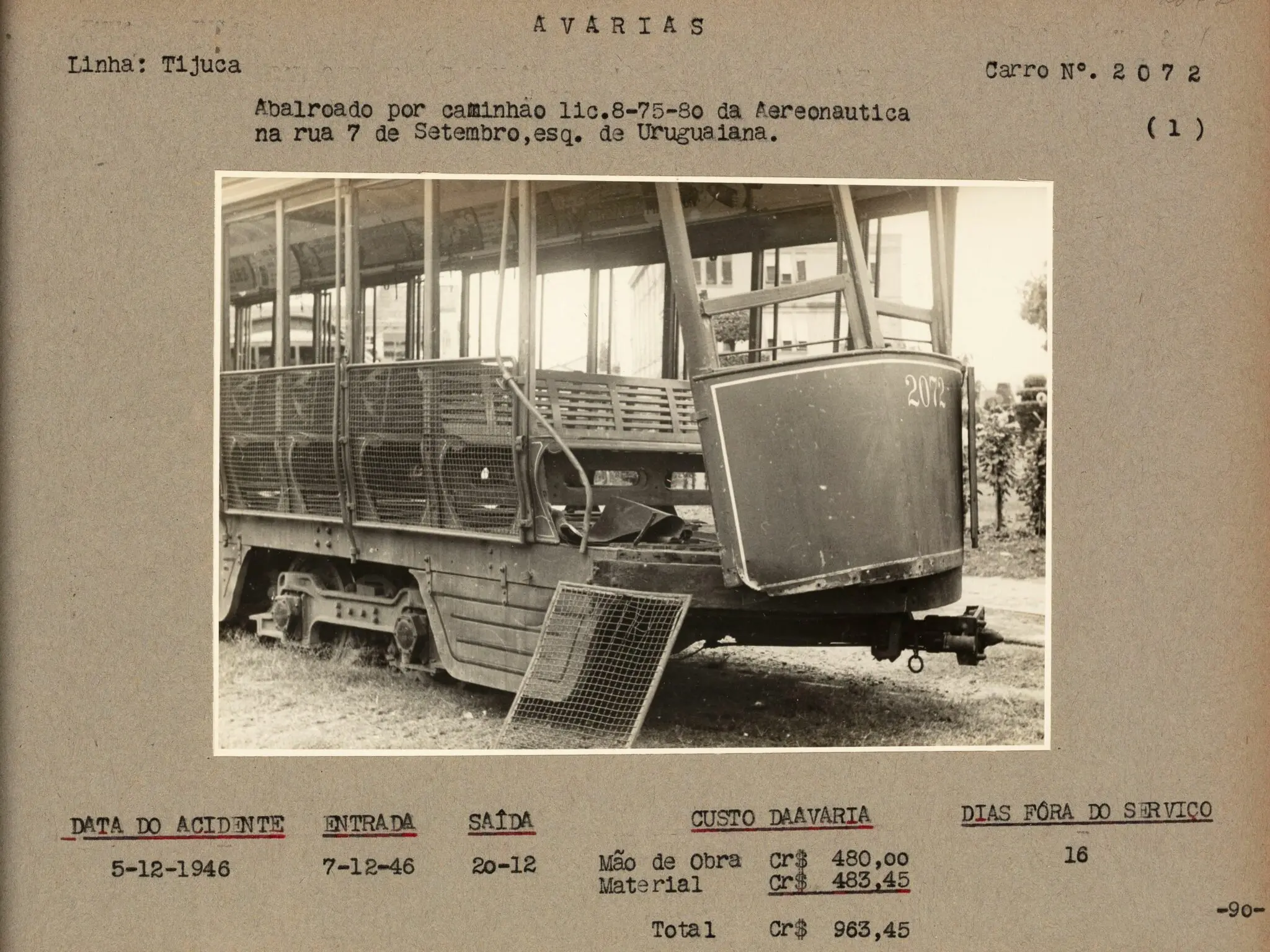 Trem abandonado com grades nas janelas e assentos vazios.