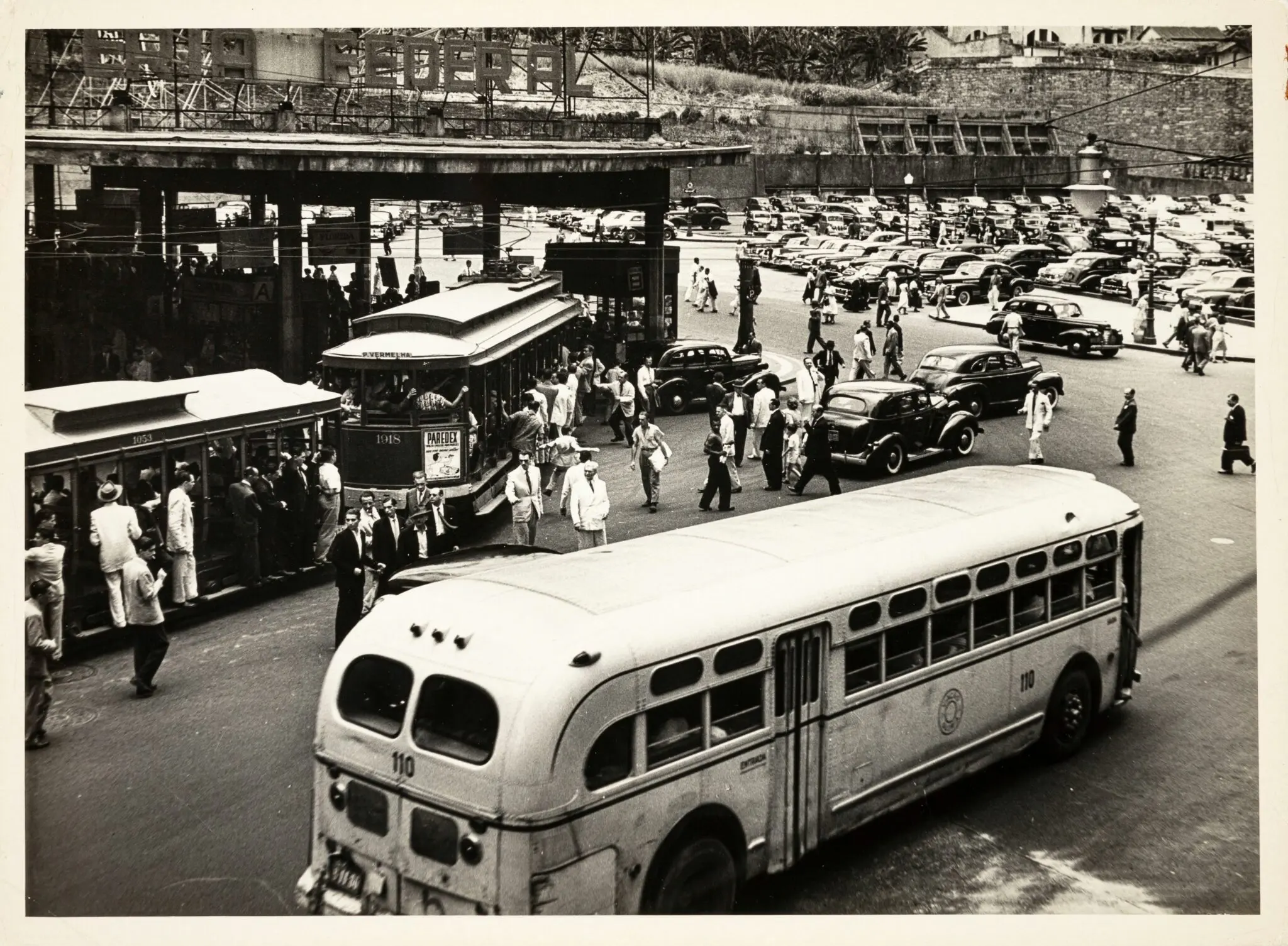 Cenário de acidente de trânsito com congestionamento.