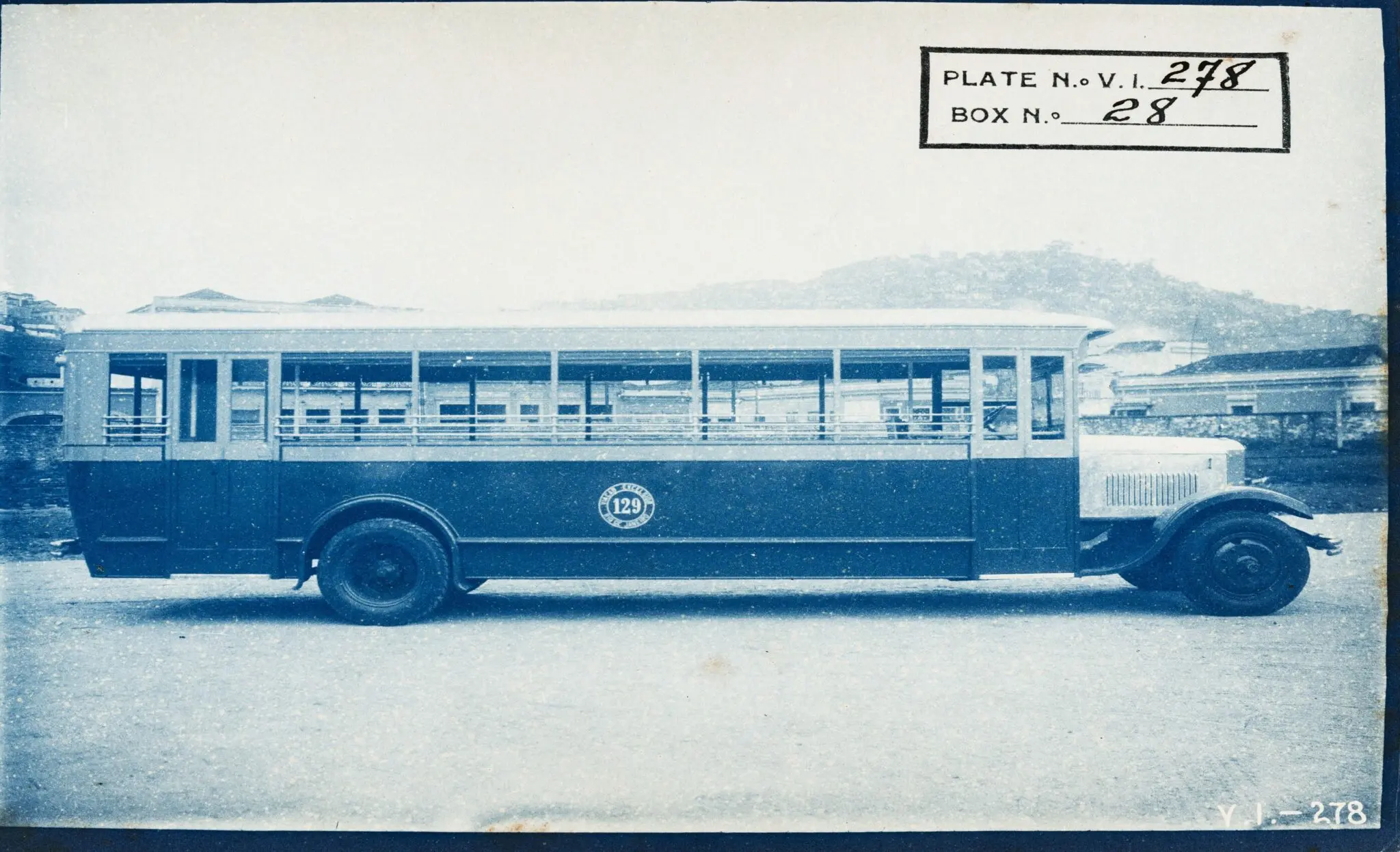 Ônibus antigo em frente a montanha e ponte.