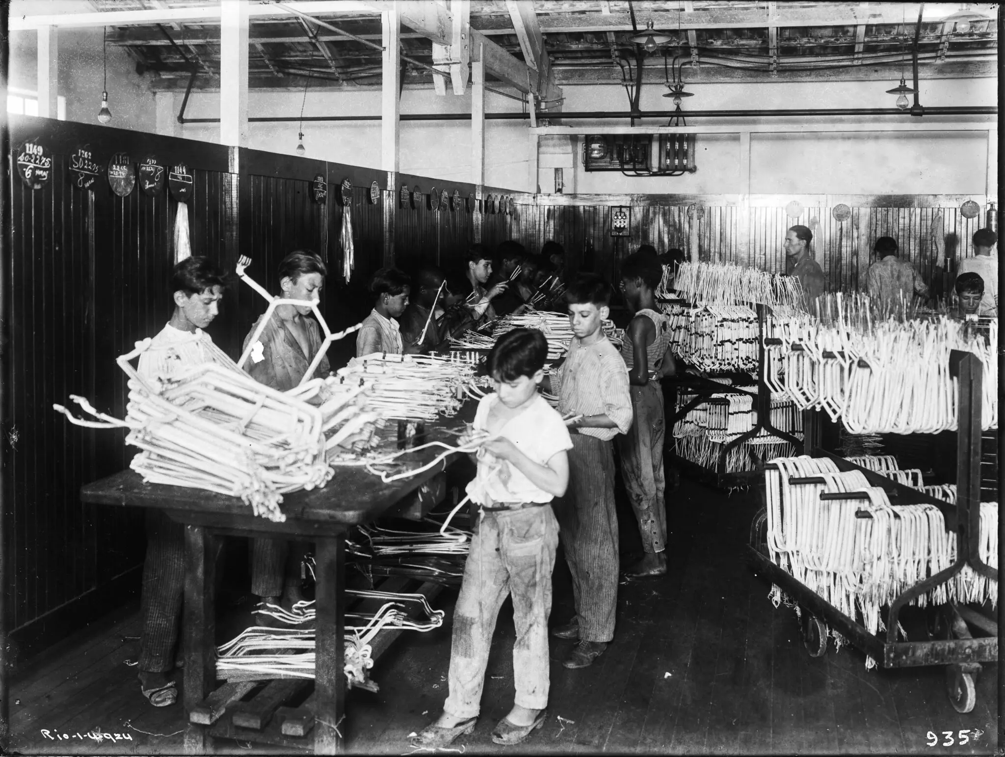Ambiente industrial com pessoas organizando materiais.