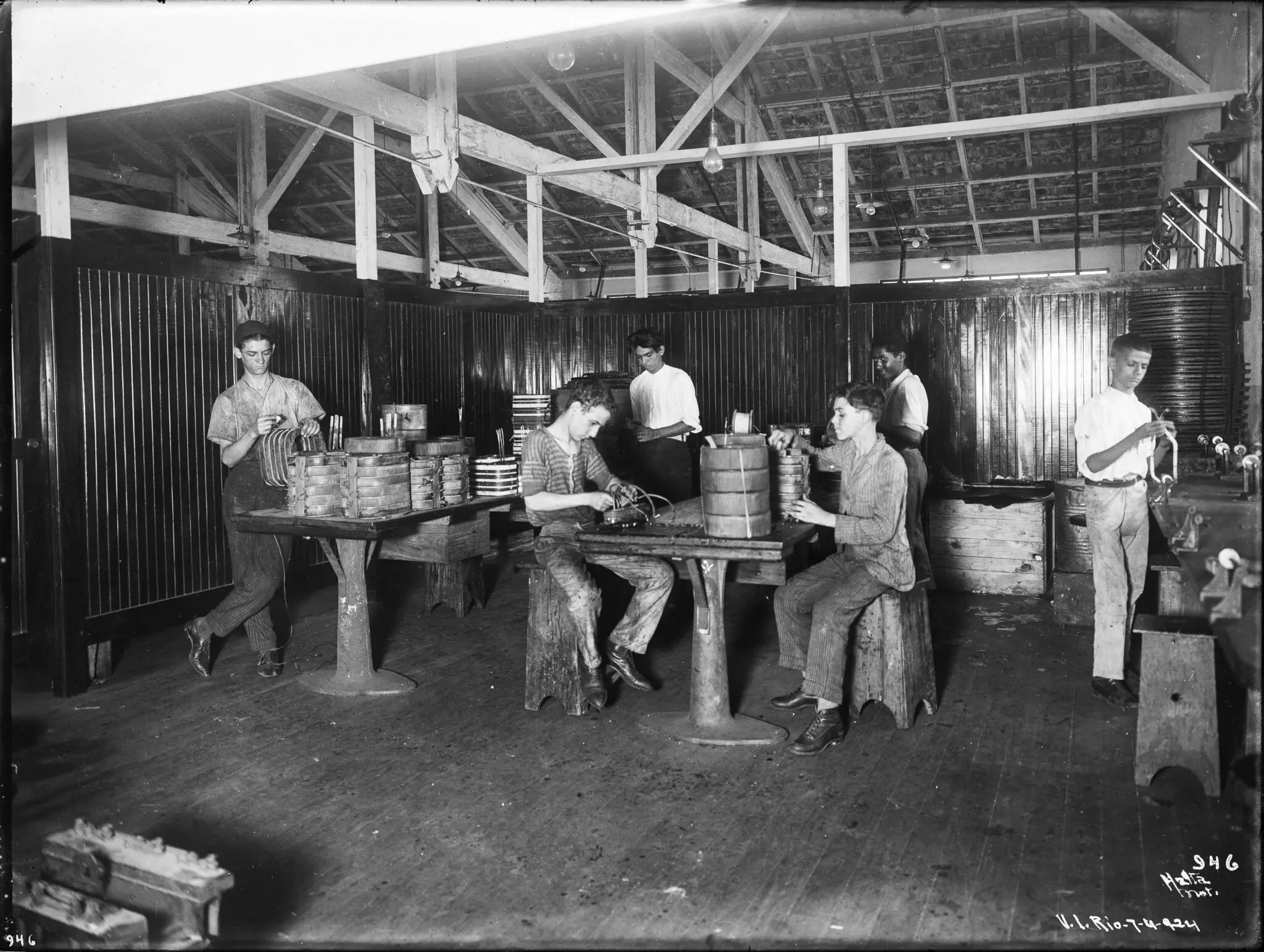 Trabalhadores industriais em uma fábrica, atividades variadas.