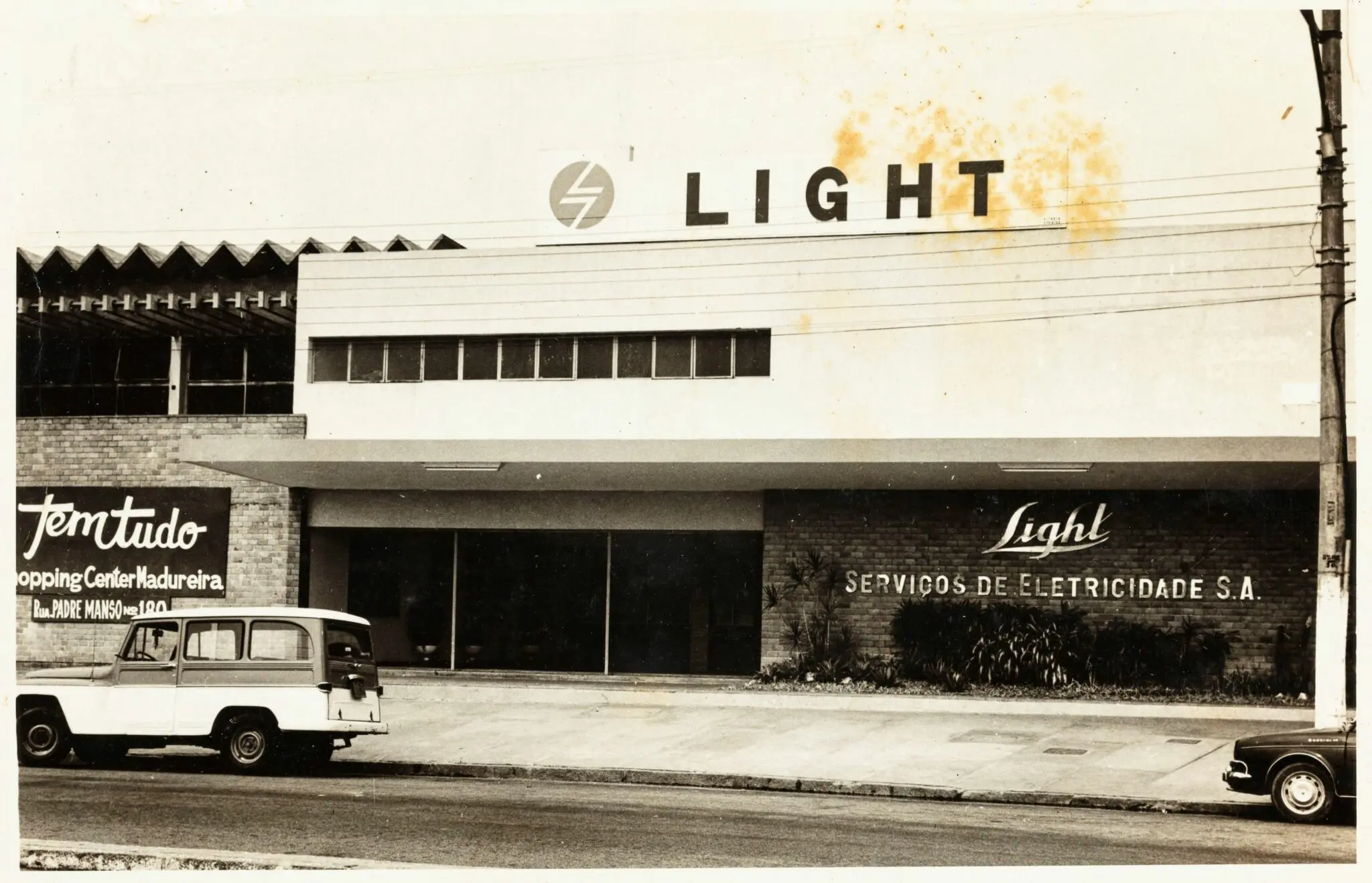 Fachada do Temptudo Shopping Center Madureira, com logotipo da Light.