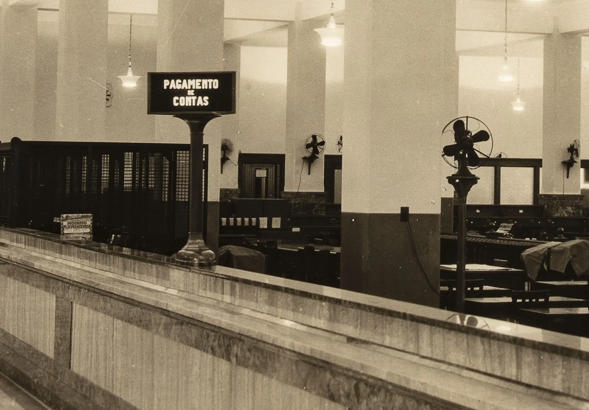 Interior de agência bancária antiga em preto e branco