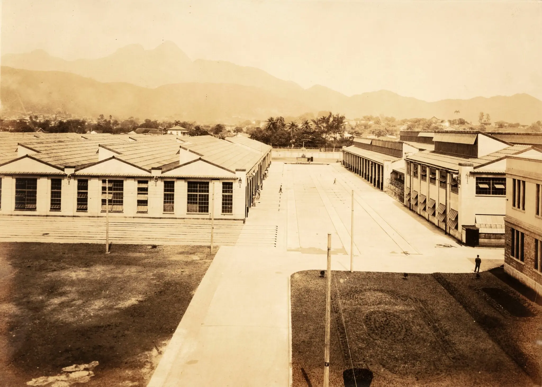 Edifícios lineares simétricos em tons de sepia.