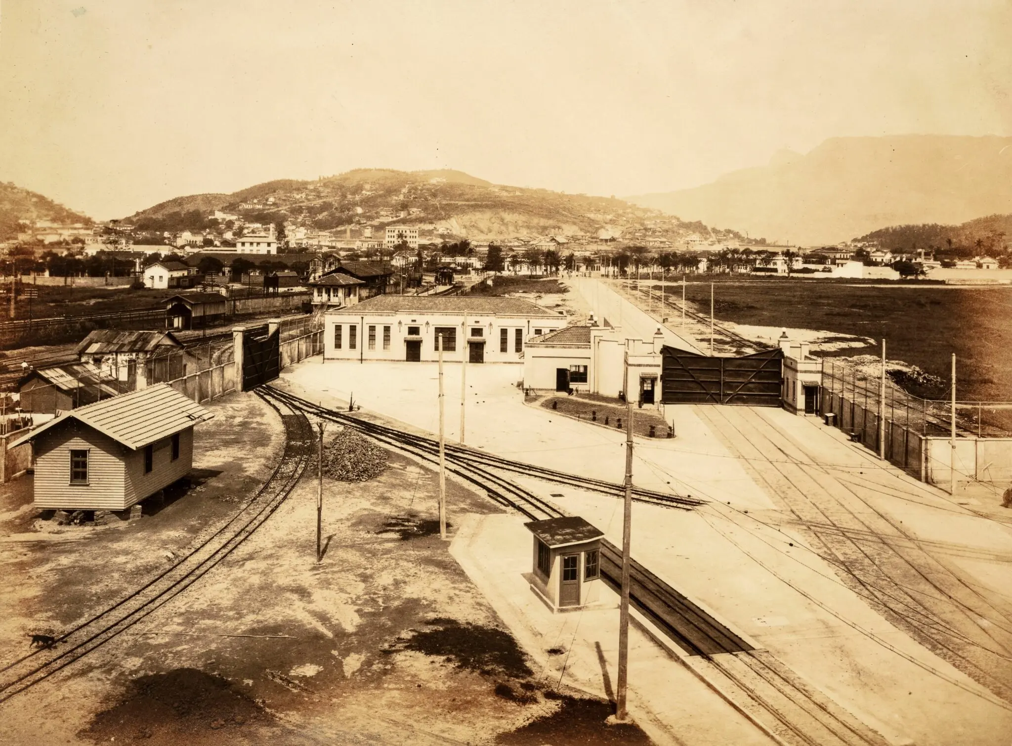 Área industrial com trilhos de trens e edifícios.