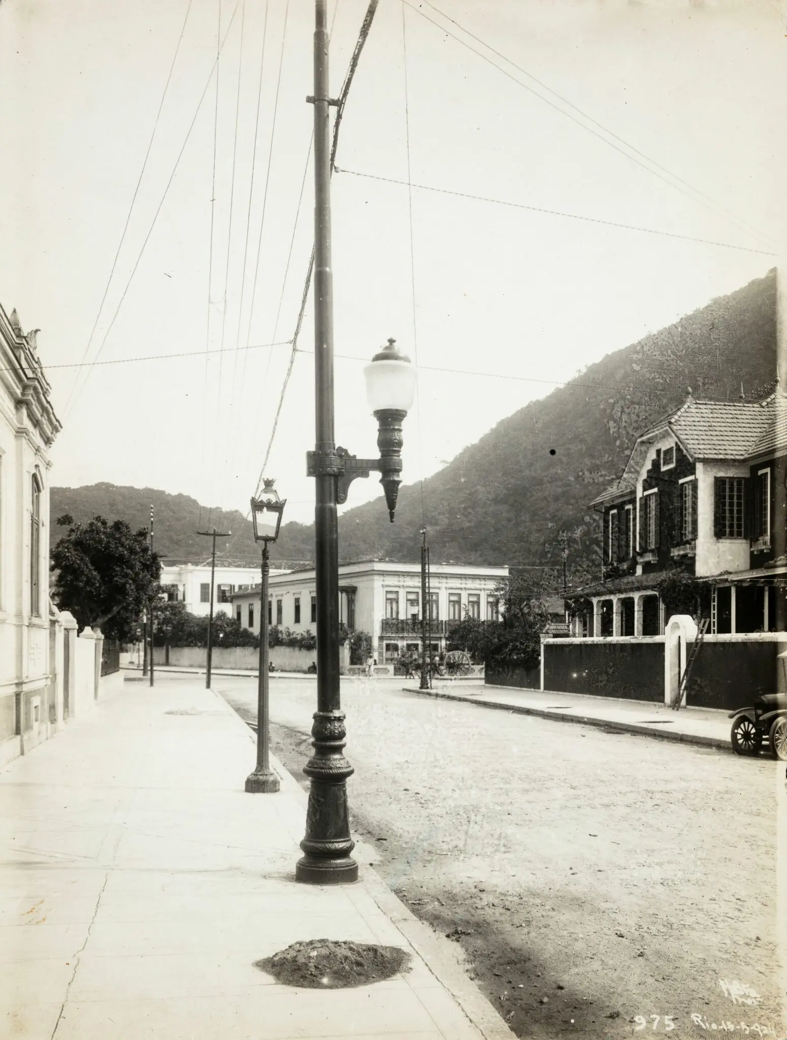 Rua histórica com construções antigas e iluminação pública.