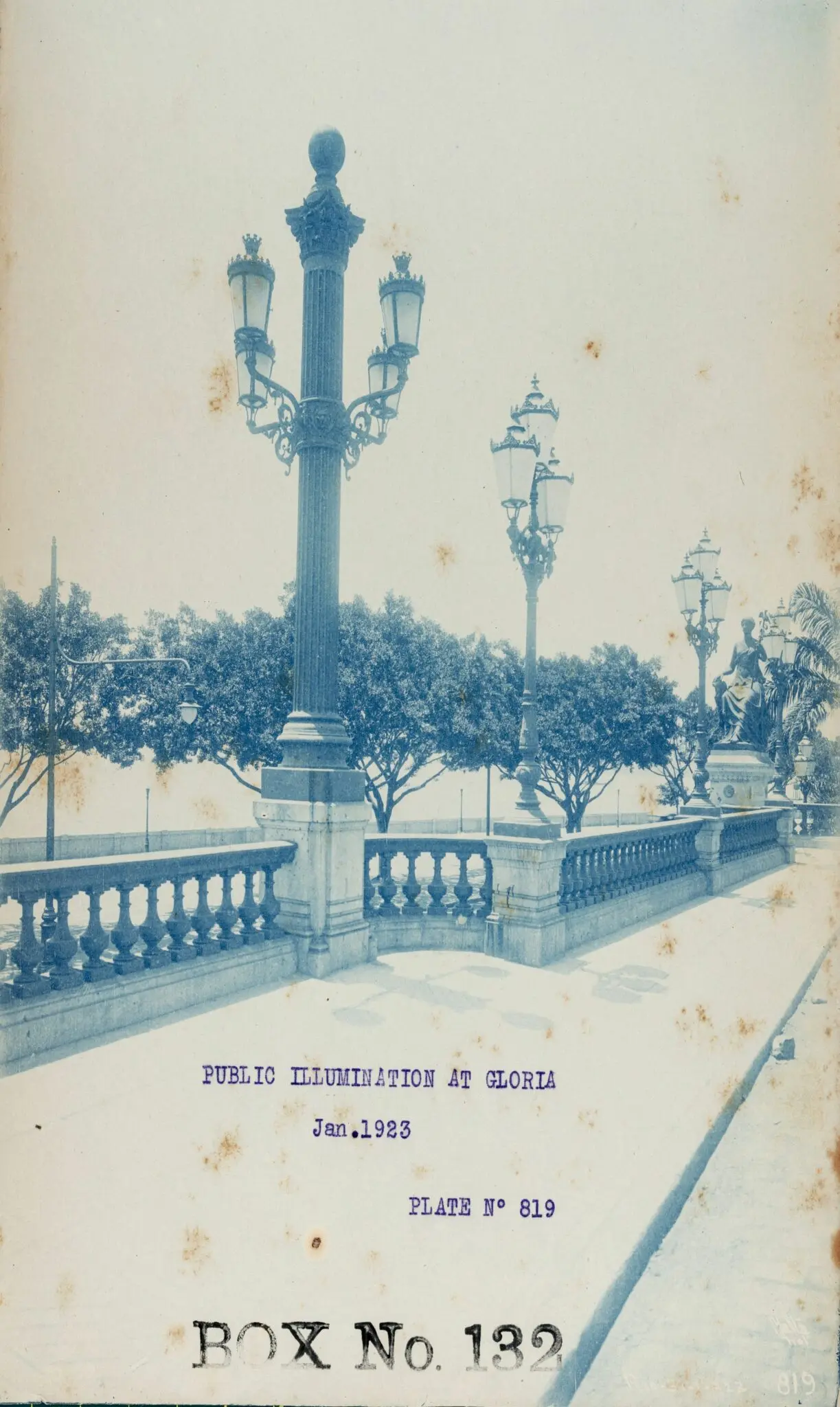 Poste de iluminação pública com guarda-chuvas decorativos em Gloria, 1923.