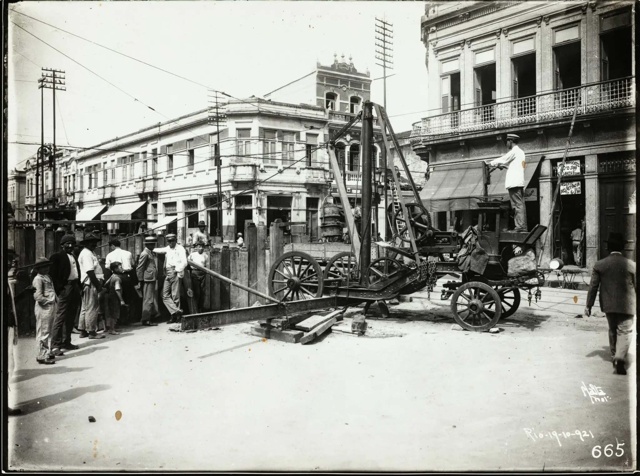 Uma cena urbana histórica com pessoas e equipamento de energia elétrica.