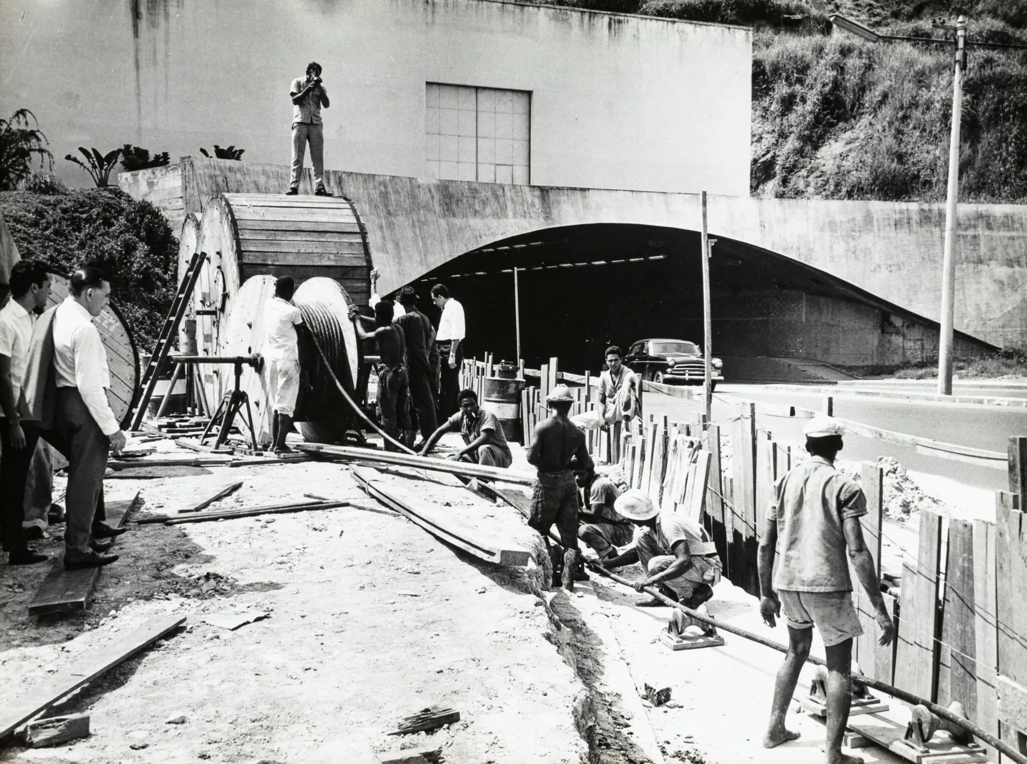 Trabalhadores em construção, ferramentas e túnel.