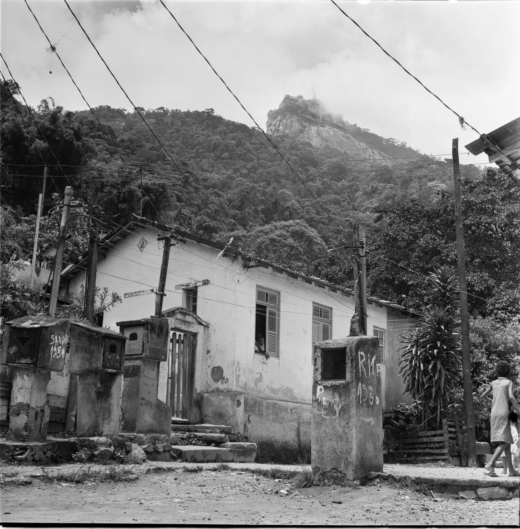 Casa simples em vale rodeado por montanhas.