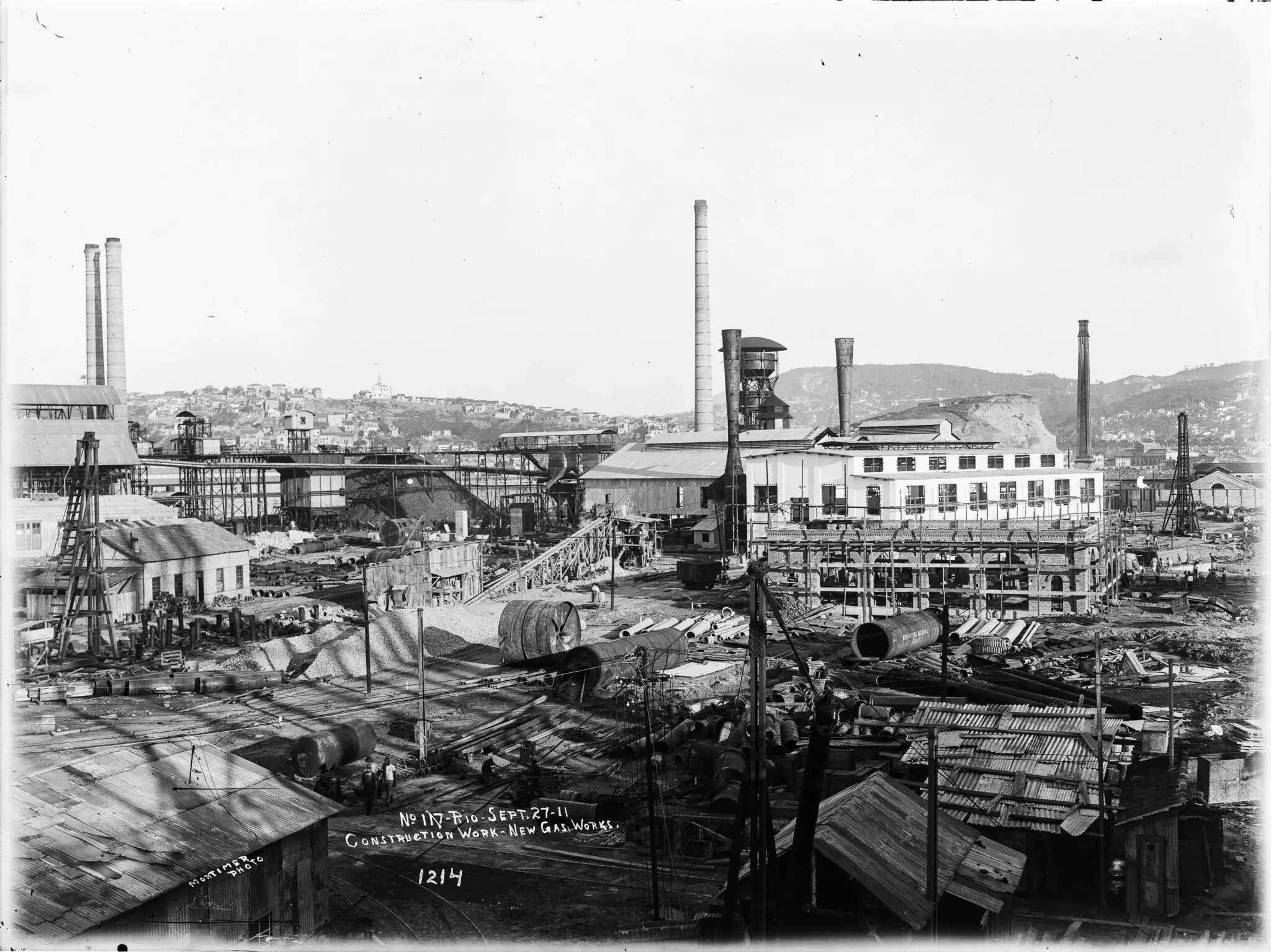 Fábrica de gás em construção, infraestrutura industrial.
