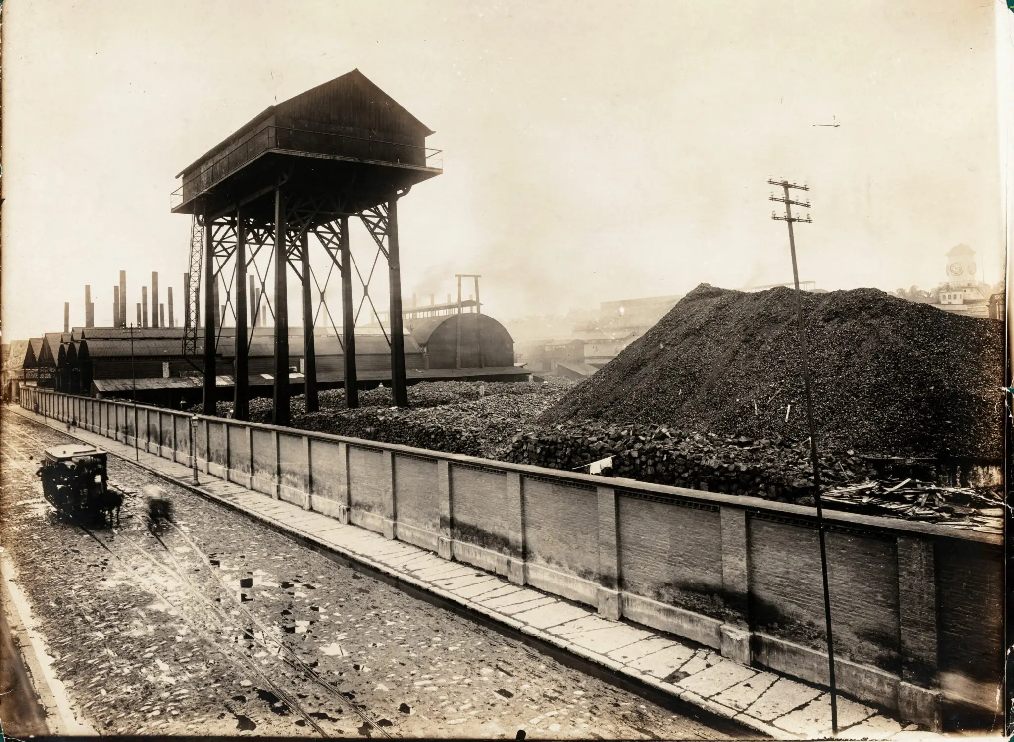 Área industrial histórica com estruturas metálicas e chaminés.