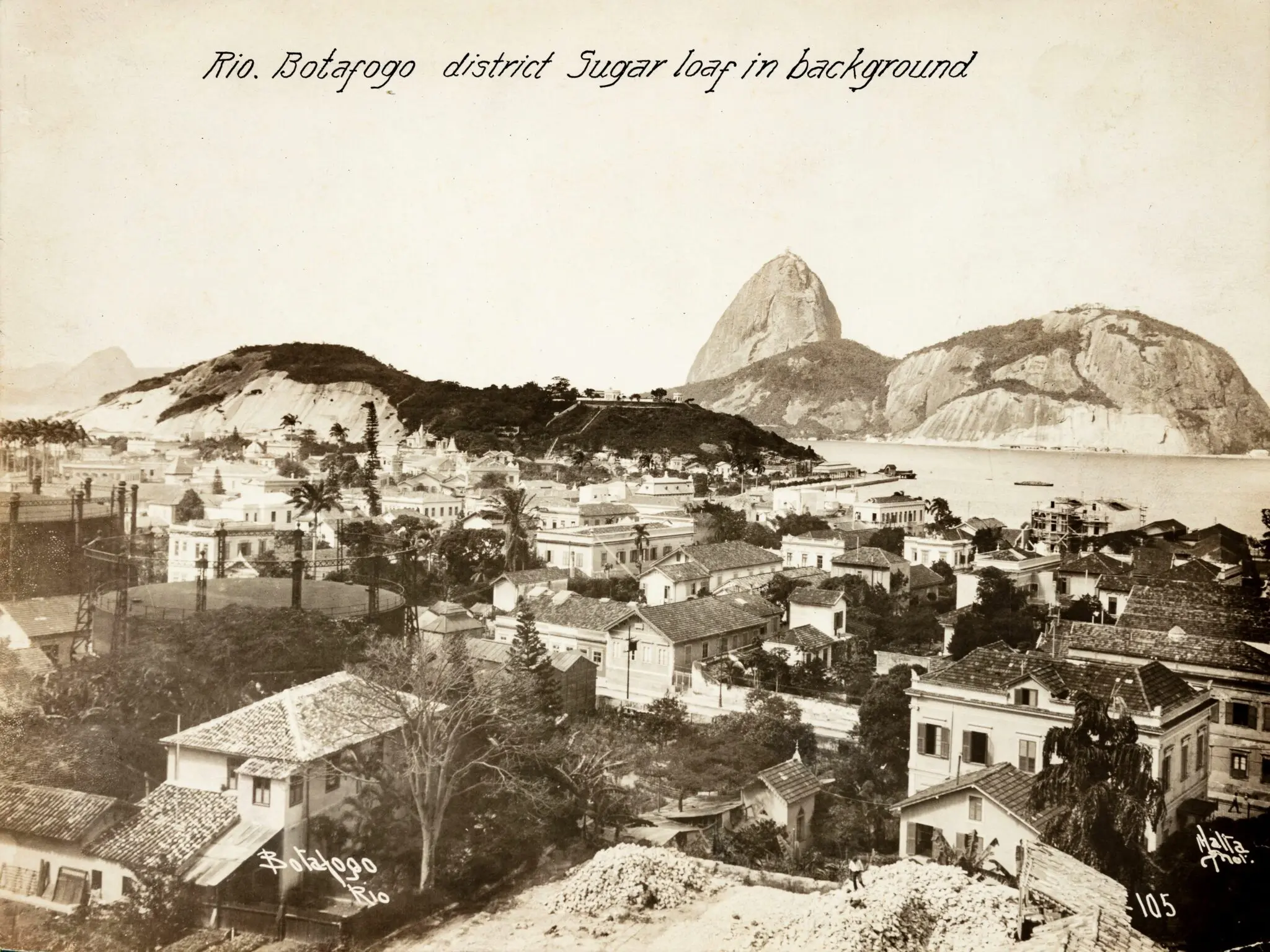 Botafogo, Rio de Janeiro, com Pão de Açúcar ao fundo.