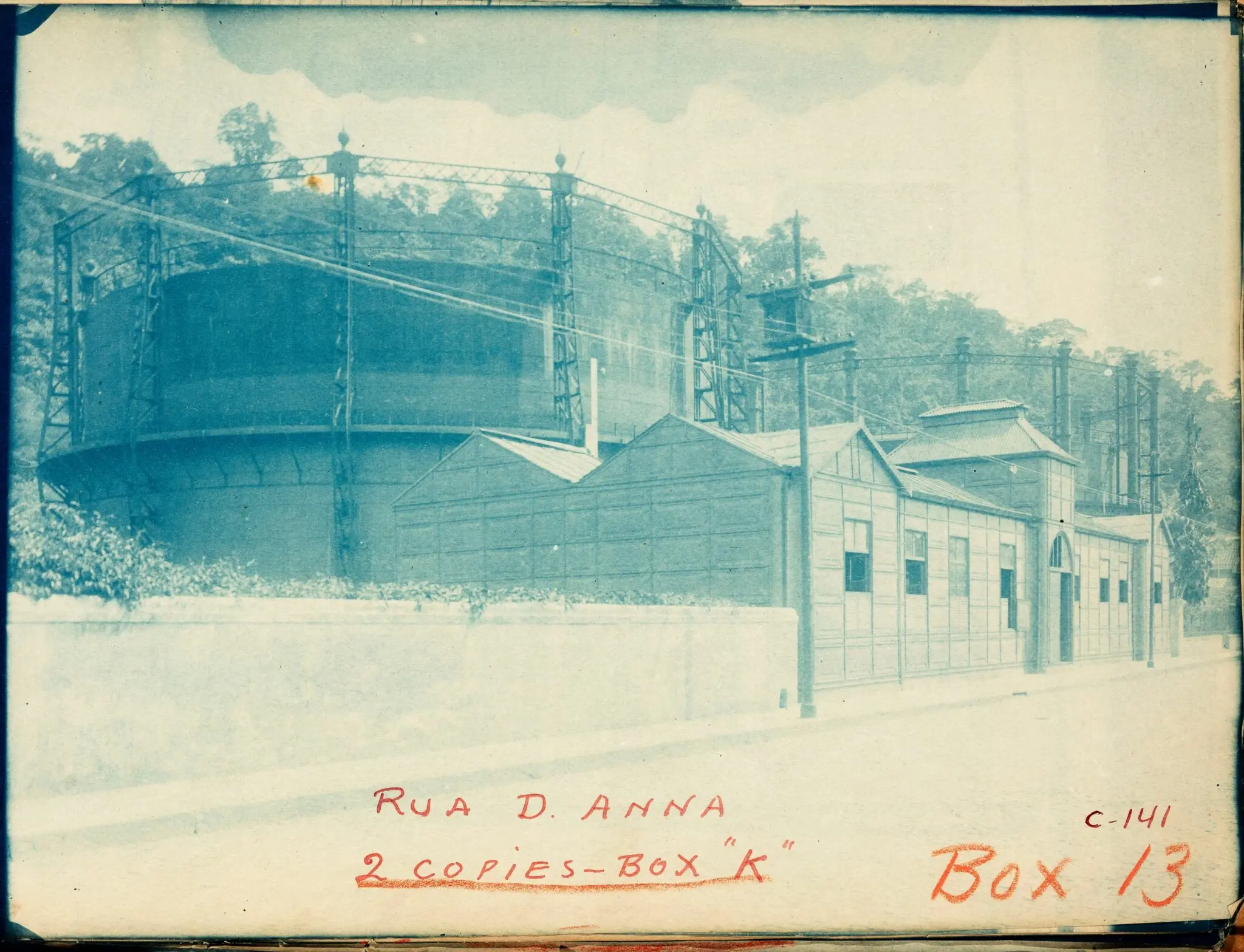 Subestação elétrica antiga com edifícios industriais e armazéns.