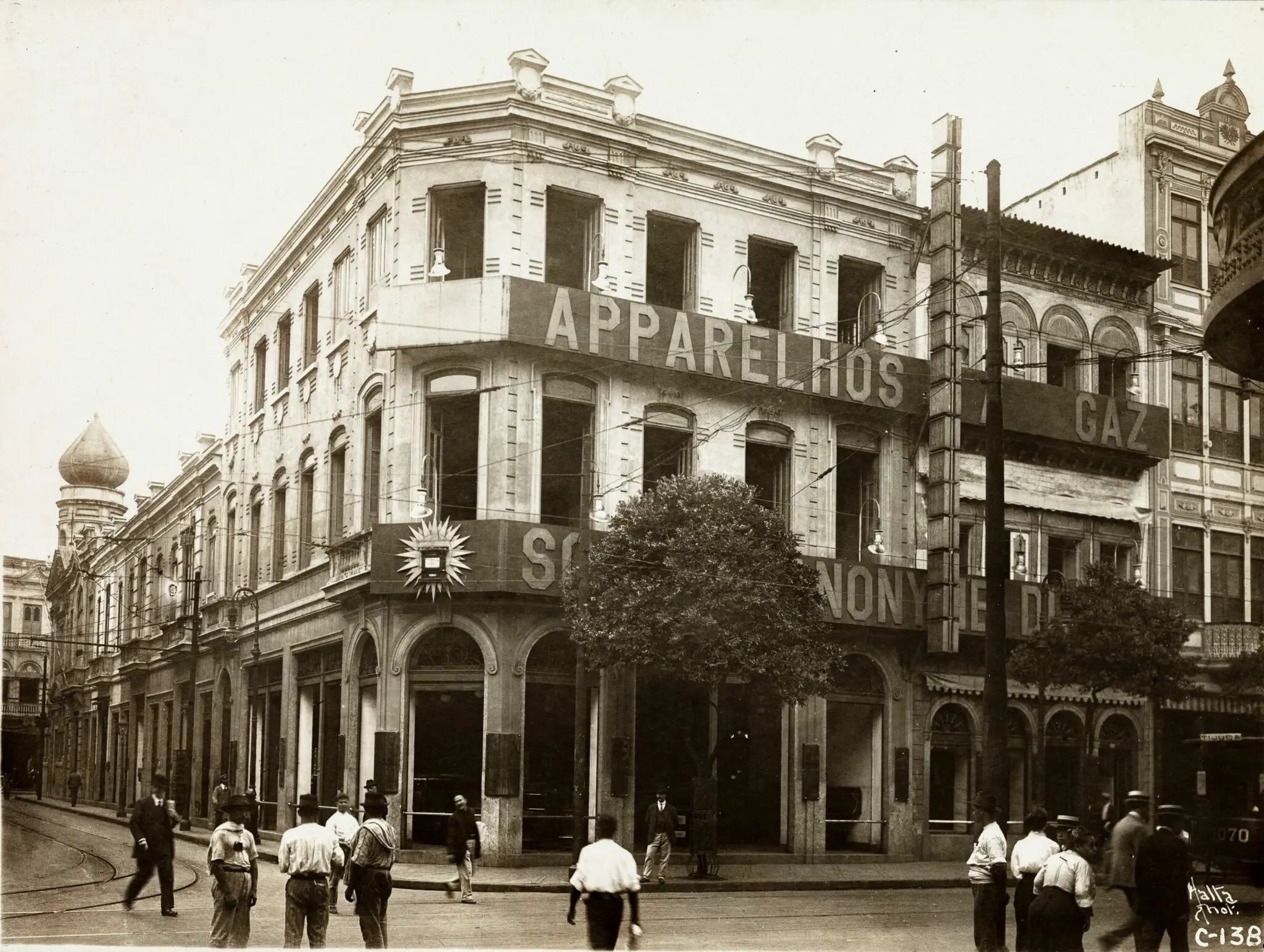 Prédio histórico com fachada clássica e placa "APPARELHOS GAZ".