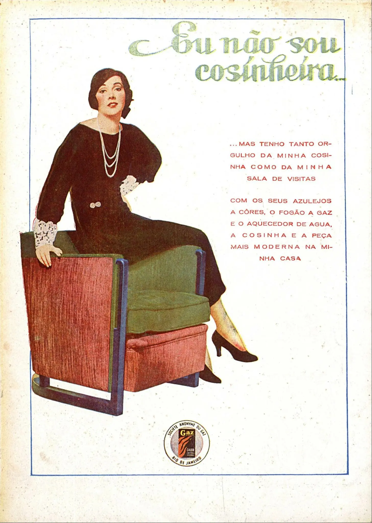 Mulher em vestido preto com detalhes brancos, sentada em sofá verde e vermelho, com texto em português ao fundo.