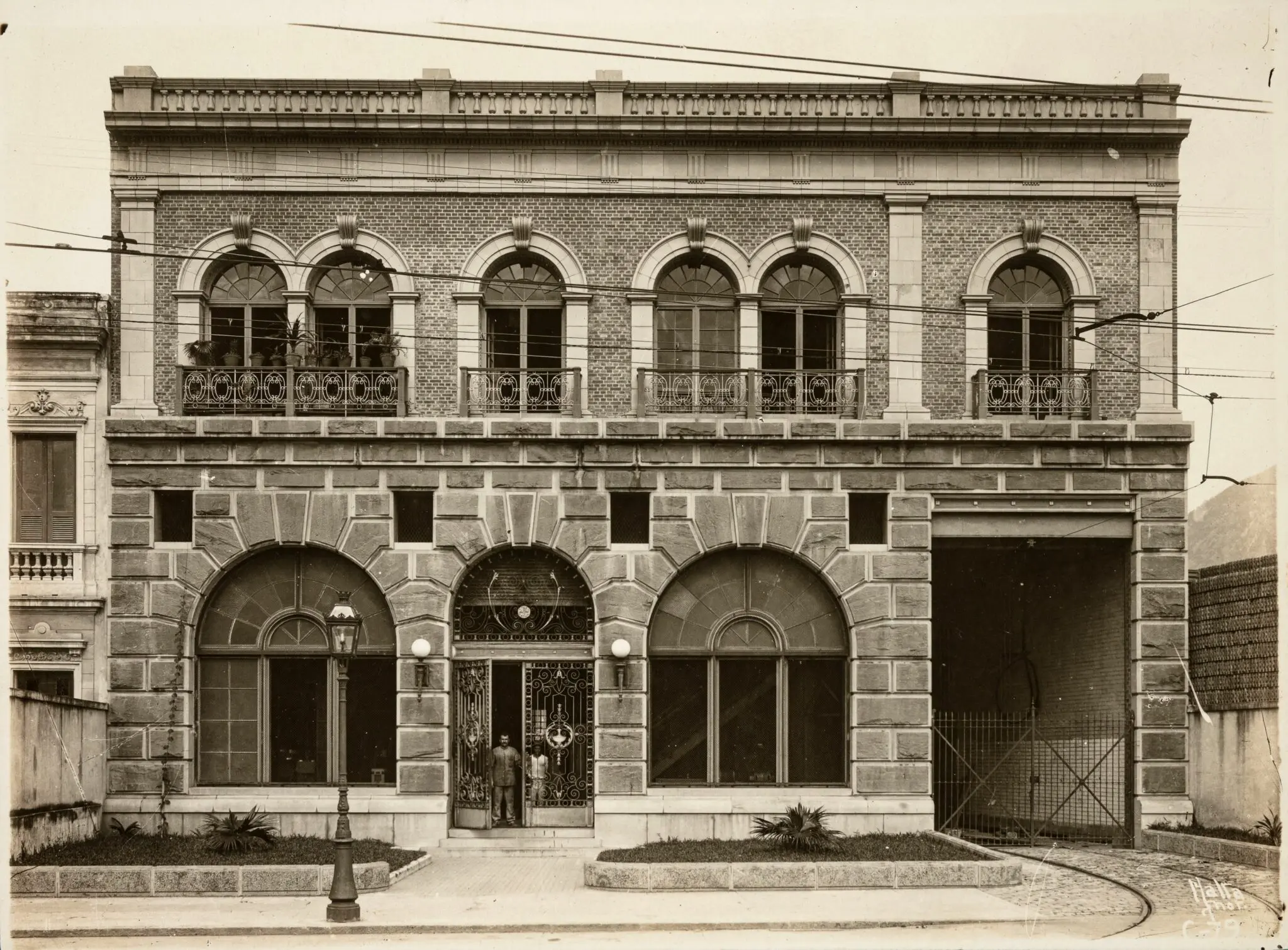 Edifício histórico com fachada clássica e arquitetura simétrica.