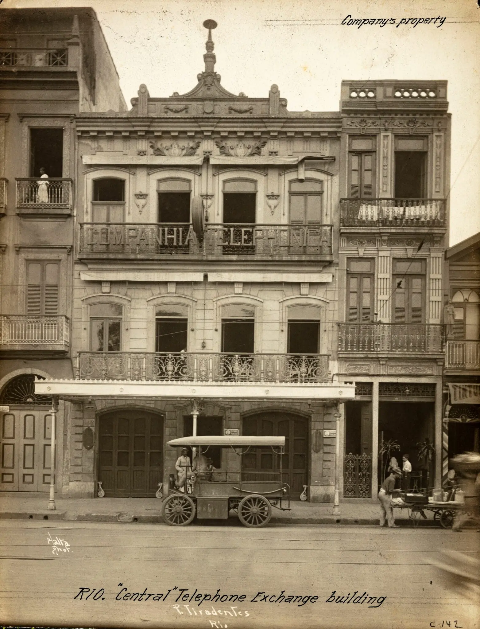 Edifício histórico com inscrição "Companhia Telefônica", em preto e branco.