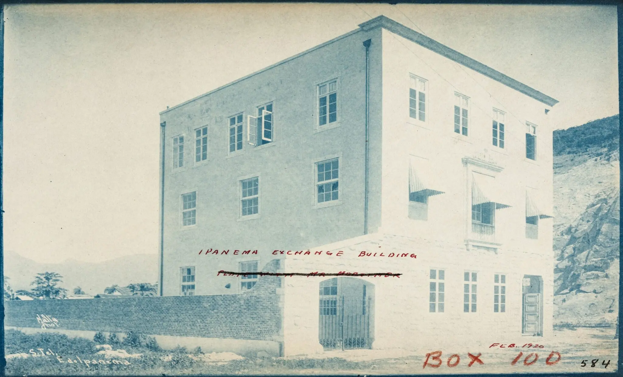 Edifício antigo com fachada regular, montanhas ao fundo, IPANEMA EXCHANGE BUILDING, FLB. 1920.