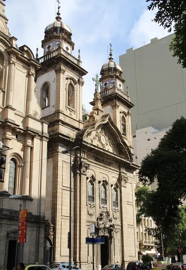 Igreja clássica em São Paulo com torres ornamentadas e entrada principal.