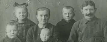 Família retratada em preto e branco, sorridente em casa.