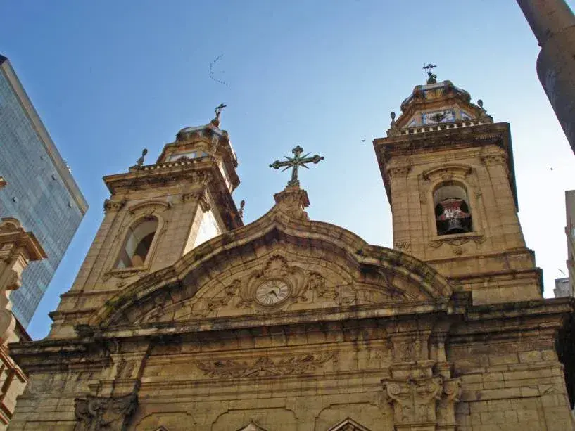 Igreja Nossa Senhora do Monte do Carmo com torres e portal central.