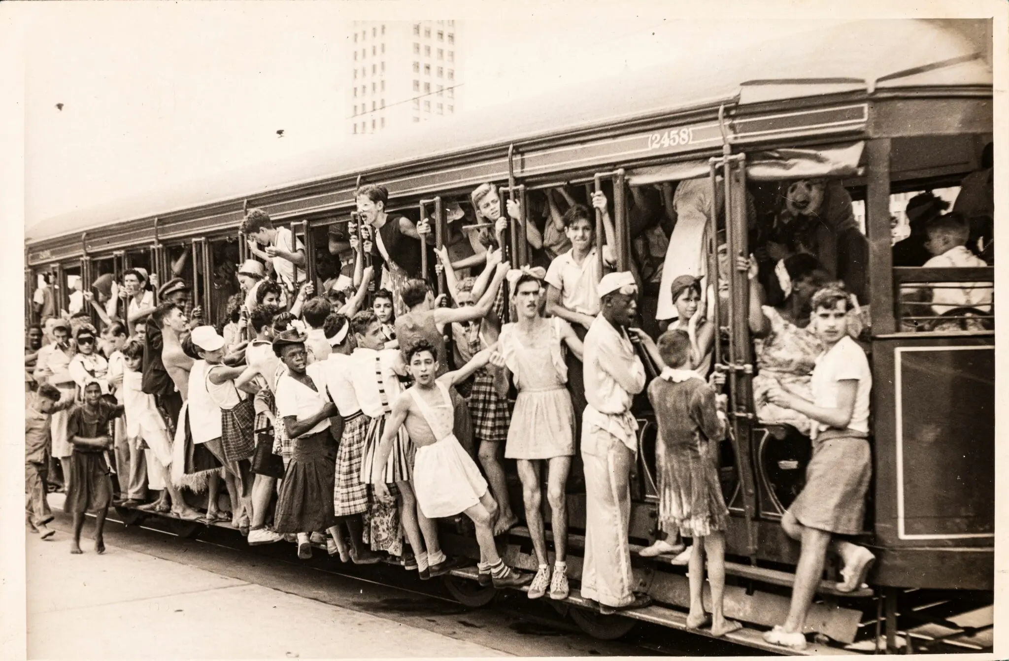 Trem lotado durante o Carnaval, multidão empurrando-se.
