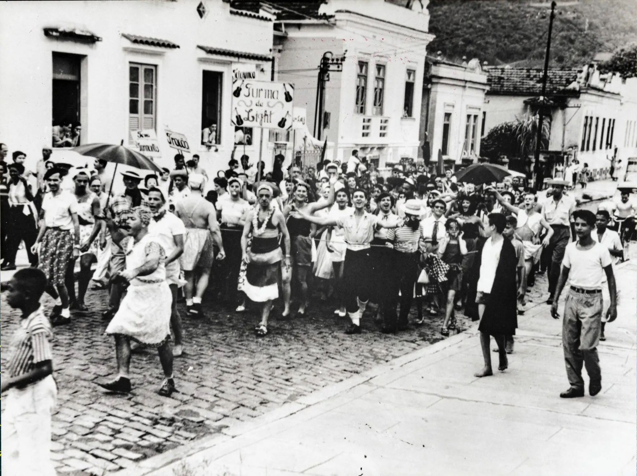 Procissão de carnaval em preto e branco.