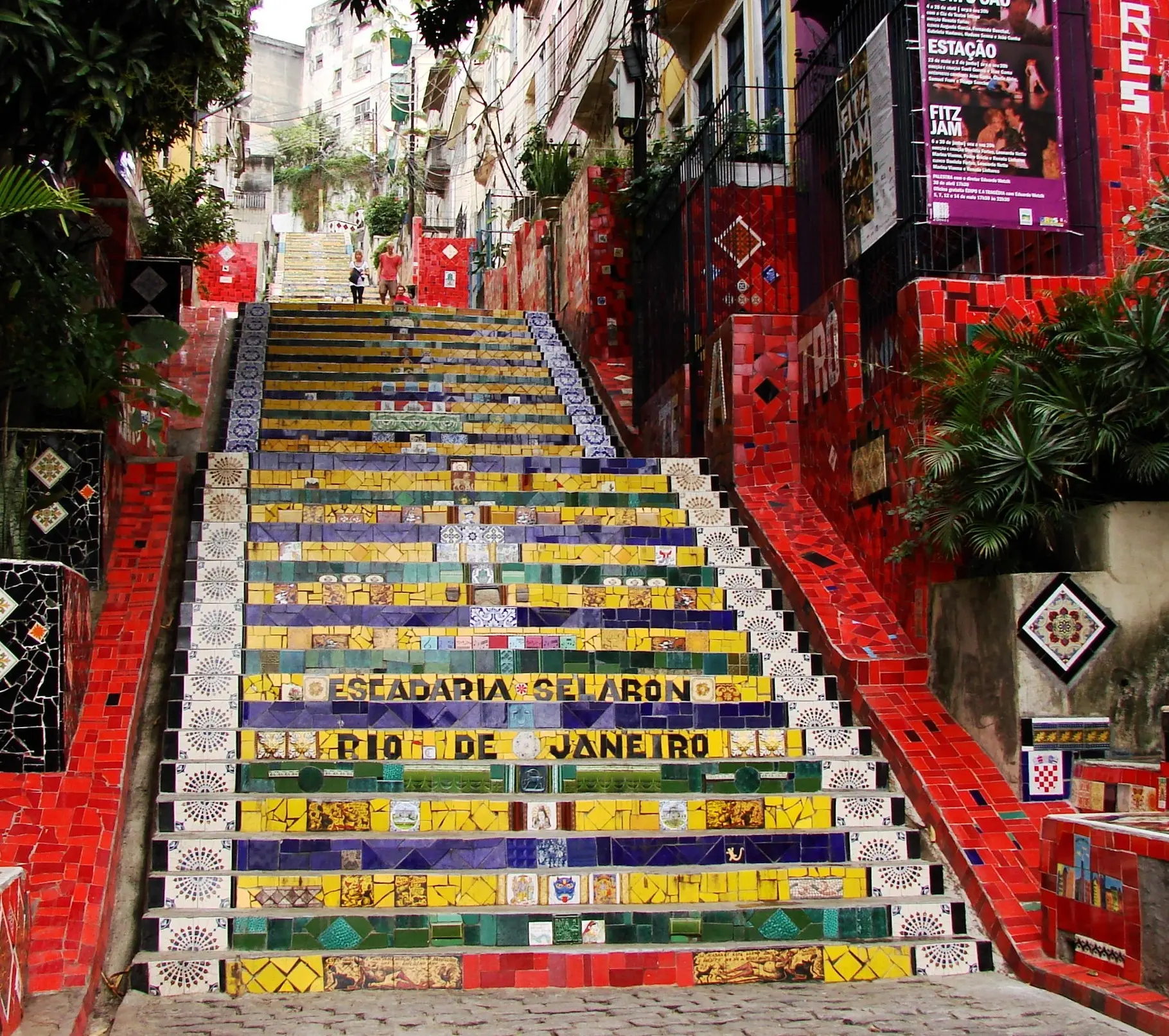 Escadaria colorida com mosaicos vibrantes em Rio de Janeiro, Brasil.