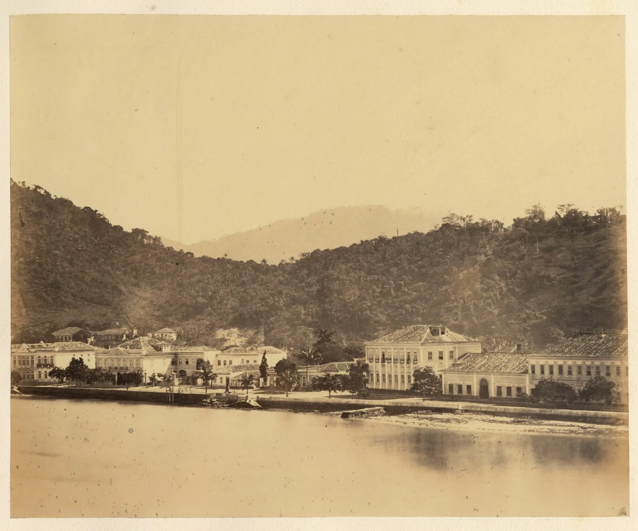 Cidade fluminense com casarios coloniais ao longo do rio.