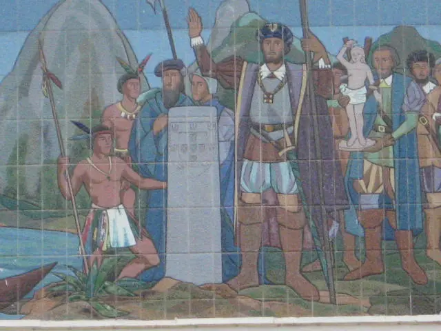 Pintura em azulejos mostrando interação entre indígenas e colonizadores.