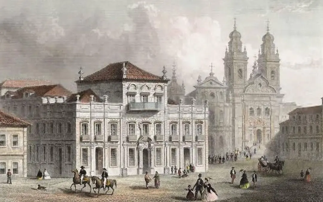Pintura de praça histórica com edifícios, pessoas caminhando e céu nublado.