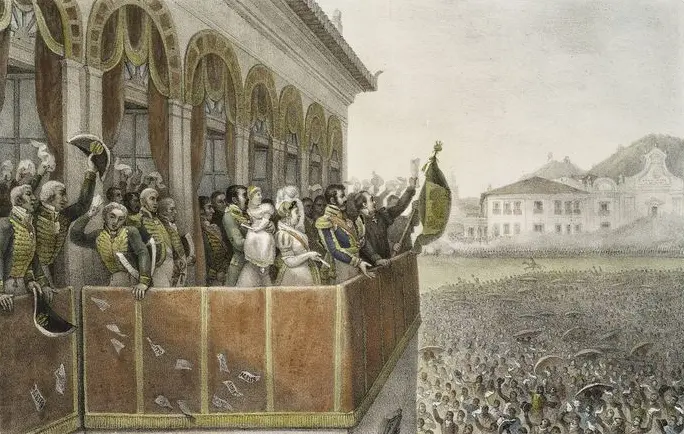 Multidão animada em frente ao Palácio Imperial.