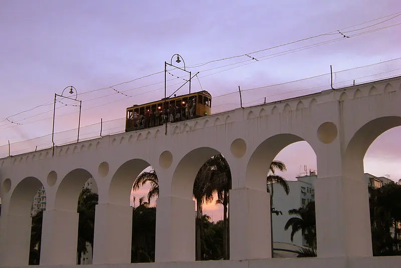 Viaduto Lapa Arches com teleférico amarelo e prédios ao fundo.