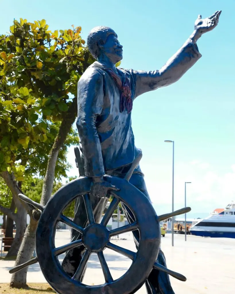 Estátua de marinheiro azul ao ar livre.