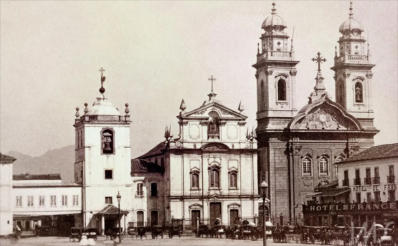 Convento antigo com torre e carruagens, Hotel de France.