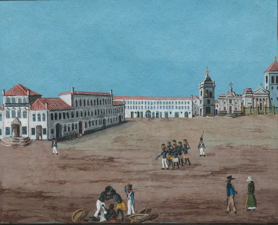 Pintura urbana colonial com edifícios e figuras vestindo roupas do período colonial.