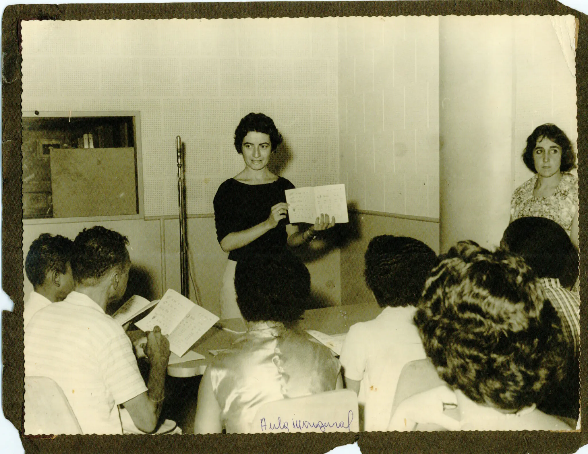 Aula inaugural do MEB, mulher central apresentando.