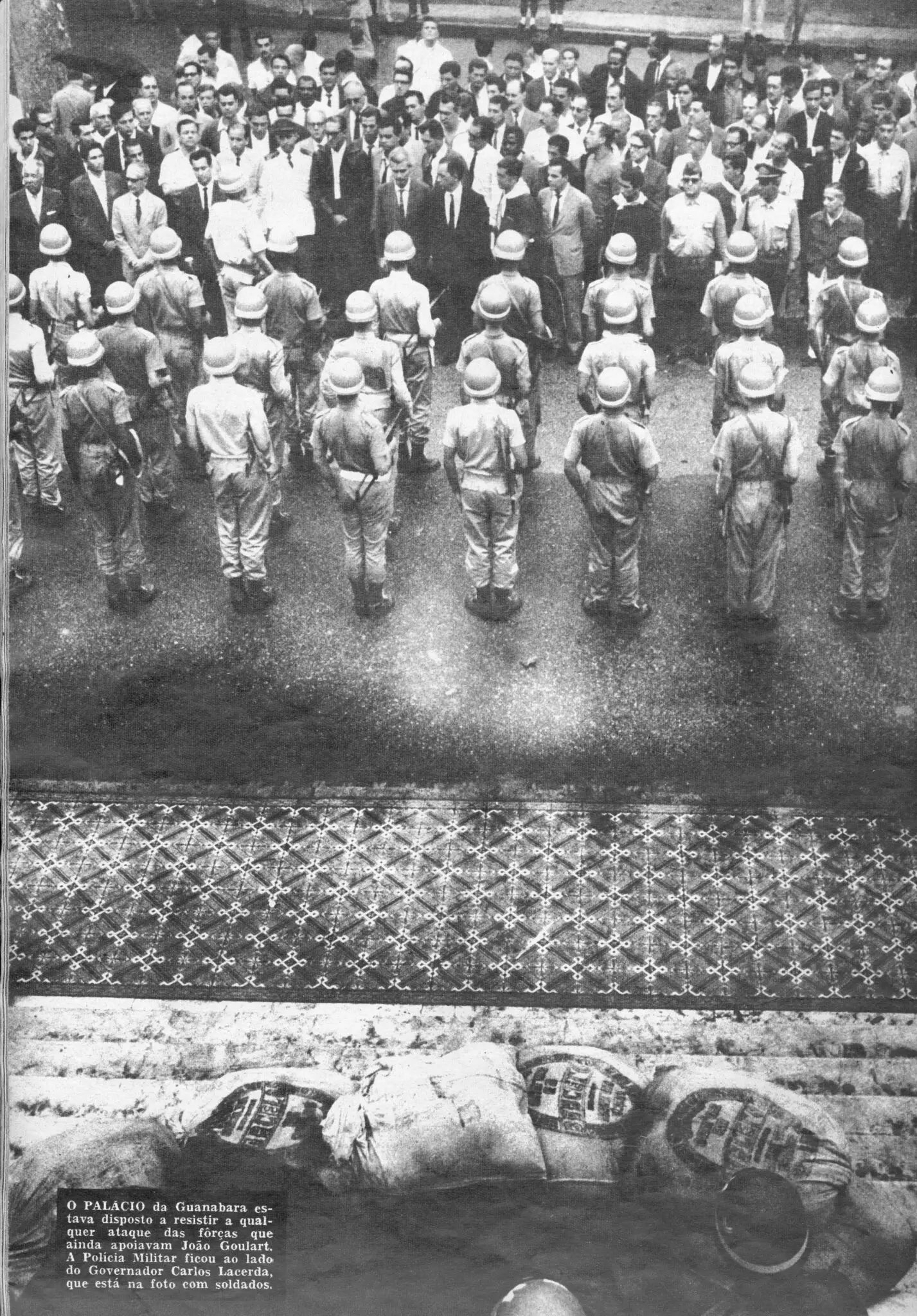 Manifestação histórica com soldados e autoridades.