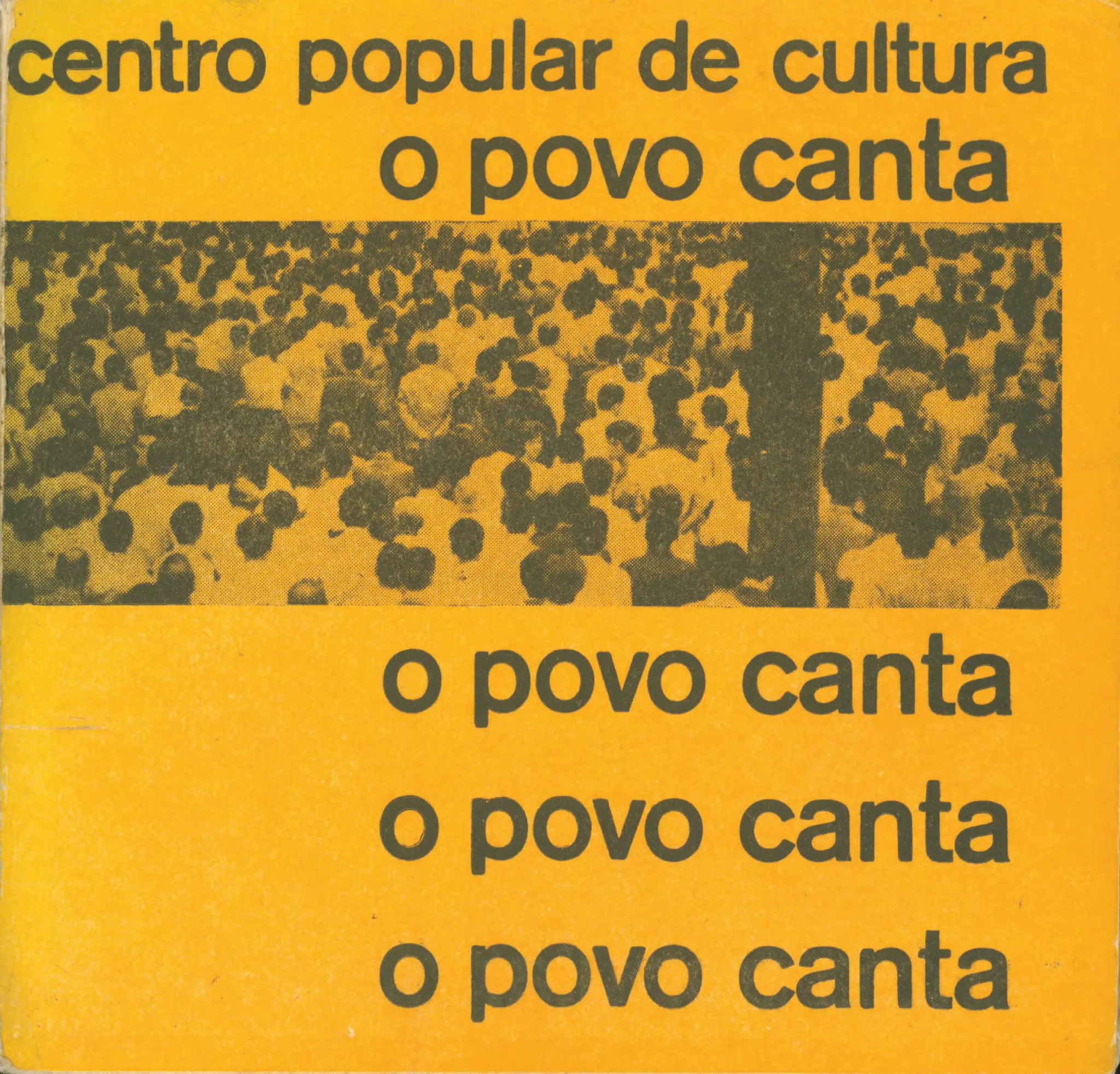 Multidão em evento público, centro de cultura, povo canta.