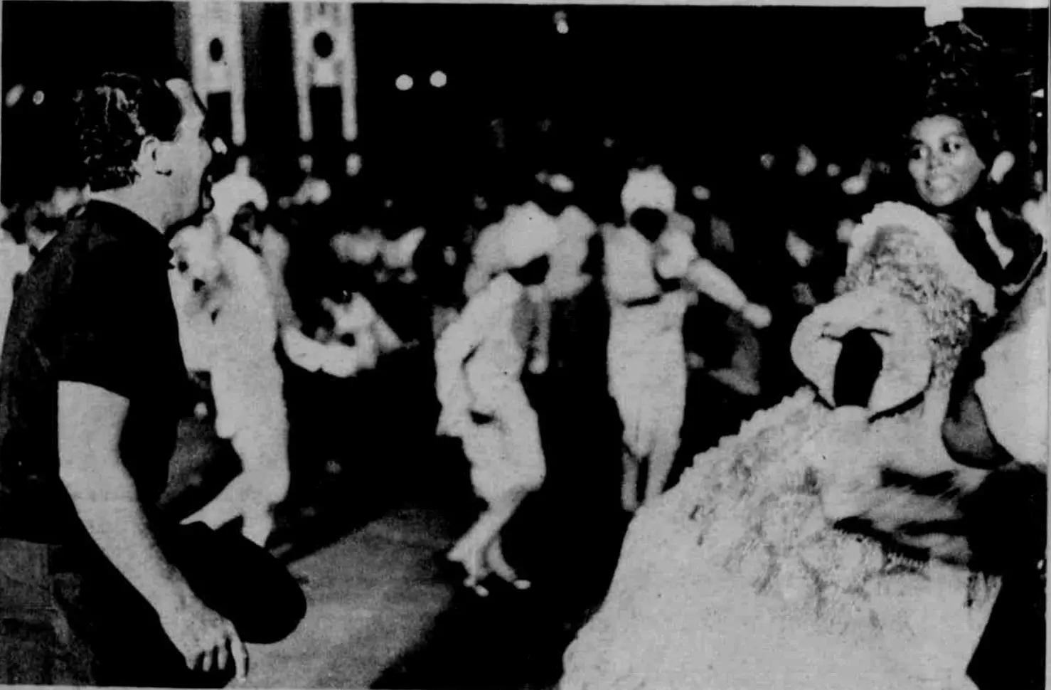 Grupo dançando em ambiente noturno com flocos de neve.