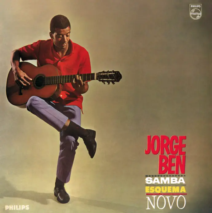 Homem toca violão, camisa vermelha, calças roxas, fundo neutro, logotipo Philips, nome Jorge Ben, samba, esquema, novo.