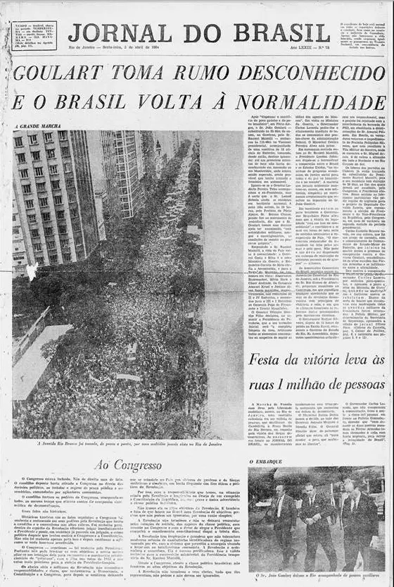 Multidão em frente a edifício, árvores ao fundo; Jornal do Brasil sobre Goulart.