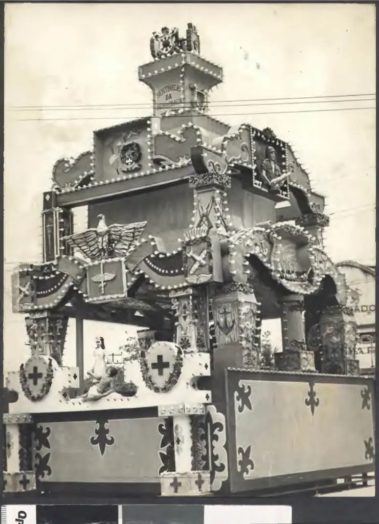 Carro de desfile com decorações elaboradas em preto e branco.