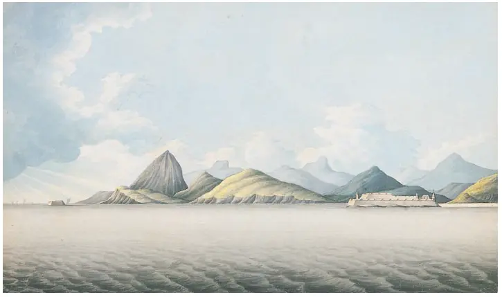 Paisagem costeira com montanhas, ilha triangular e fortaleza.