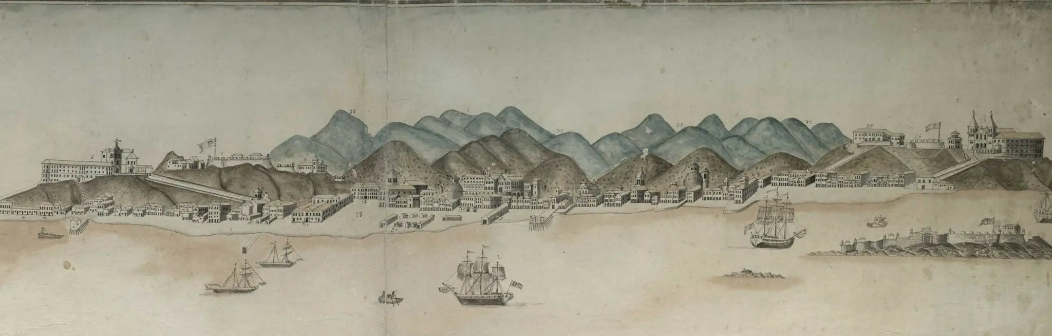 Gravura de cidade costeira com fortes, barcos e montanhas.