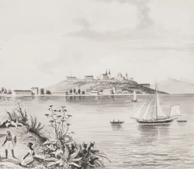 Ilustração costeira com ilha, plantas, figuras humanas, edifícios, igreja, embarcação e céu calmo.